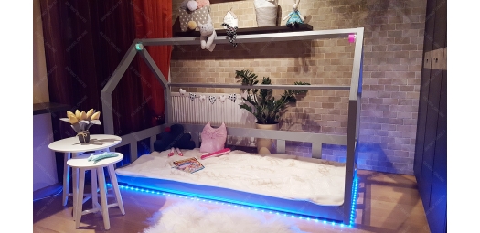 Łóżko domek z barierkami Bella w stylu skandynawskim LED, Bluetooth