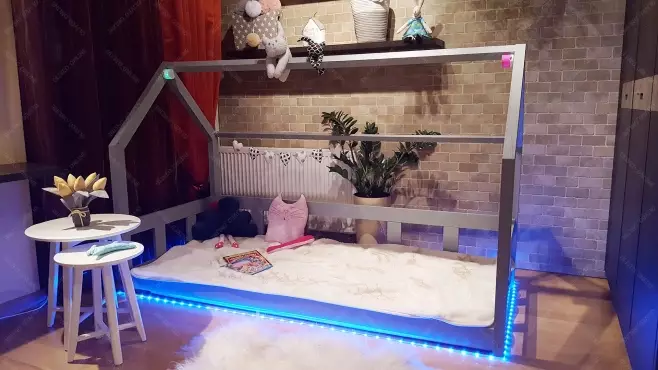 Łóżko domek z barierkami Bella w stylu skandynawskim LED, Bluetooth