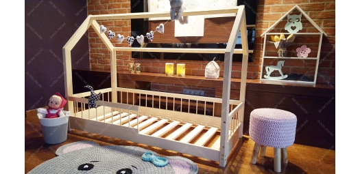 Łóżko domek z barierkami Lisa w stylu skandynawskim