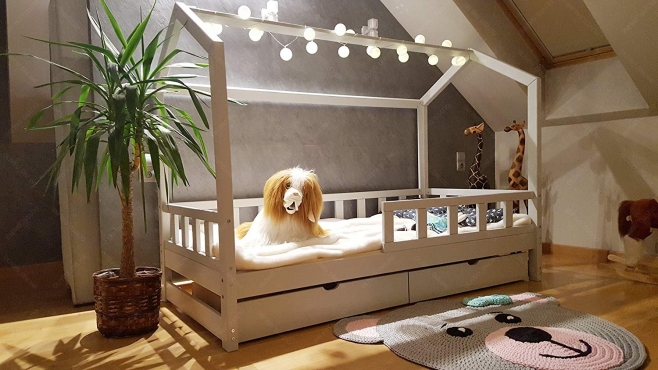 Łóżko domek z barierkami Bella w stylu skandynawskim z szufladą