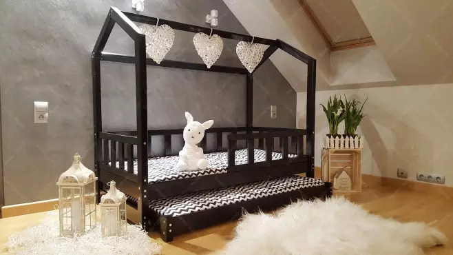 Łóżko domek z barierkami Bella w stylu skandynawskim z drugim łóżkiem